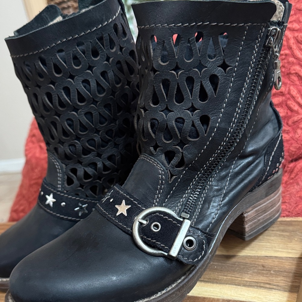 Fall Dromedaris Size 7 Stylish Black Moto Boots with Star Accents - Picture 3 of 5